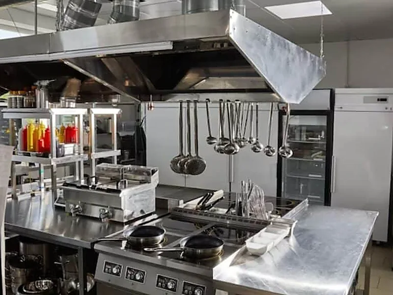Stainless Steel Kitchen Fabrication, commercial kitchen equipment supplied by Duara Group for the food & beverages sector