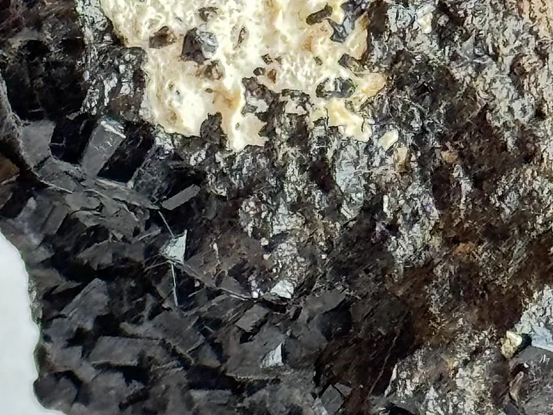 Tin, metallic minerals supplied by Duara Group for the mining & minerals sector